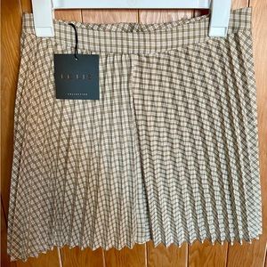 Cute, pleated mini skirt. Perfect for fall!